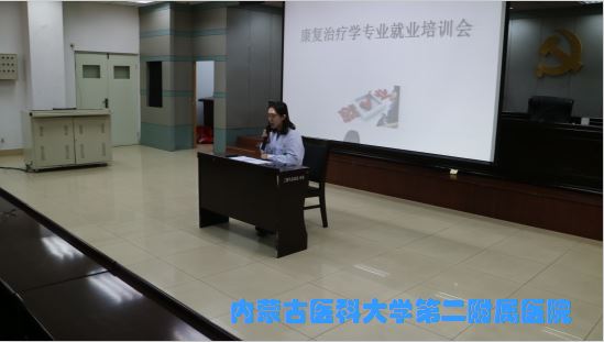 2017-11-3学生在模拟面试现场答题.jpg